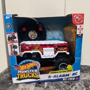 Hot Wheels Monster Trucks 1:24 Scale Remote Control 5-Alarm Fire Truck Vehicle